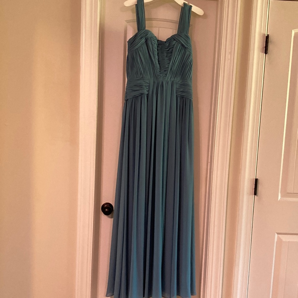 Vera Wang size4 flows maxi gown